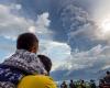 Impressionnante colonne de cendres après une éruption volcanique