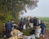 des jeunes collectent des déchets dans une décharge sauvage à Laboissière-en-Thelle