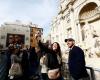 En construction, la célèbre fontaine de Trevi peut encore être visitée depuis une passerelle