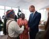 le prince pose avec une autre femme à des milliers de kilomètres de son épouse