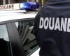 la voiture passe un contrôle douanier et s’enfuit vers Bonnac