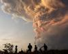 les images spectaculaires de la colonne de cendres de neuf kilomètres lors de l’éruption du volcan Lewotobi Laki-Laki (vidéo)