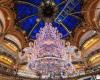 Inauguration des vitrines et du sapin de Noël aux Galeries Lafayette 2024 avec Vianney en vitrine