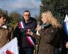 des élus viennent débattre avec des Jeunes Agriculteurs sur un rond-point de la Drôme