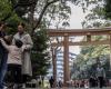 Un touriste américain sculpte des lettres sur les portes d’un sanctuaire japonais