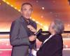 VIDÉO – Surpris en direct par sa mère à la « Star Academy », Nikos Aliagas se fait réprimander pour son look