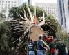 le célèbre sapin de Noël géant du Rockefeller Center de New York est arrivé