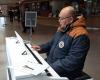 Un piano en accès libre dans l’atrium du centre hospitalier de Pontivy