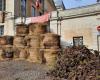 des agriculteurs manifestent et bloquent l’entrée de la préfecture