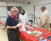 A 90 ans, Josette enseigne toujours la peinture dans cette commune de la côte bretonne