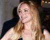 Lindsay Lohan (38 ans) éblouit dans un décolleté jusqu’au nombril, elle dévoile sa culotte dans une robe transparente