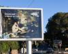 des tableaux de grands peintres remplacent les panneaux publicitaires dans les villes