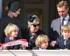 La princesse Caroline grand-mère heureuse avec ses sept petits-enfants sur le balcon du palais princier