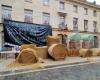 paille et panneaux posés près de la place Stanislas