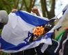 une femme brûle le drapeau israélien lors d’une réunion d’étudiants juifs