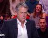 “Votre série va être un désastre”, Hugh Grant donne le ton dès son arrivée sur le plateau