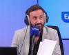 “On dirait que je suis…”, l’animateur serre les dents en débutant son émission sur Europe 1