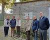 une plaque en hommage aux artistes célèbres de cette rue du village