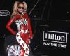 En costume de motard rouge, Paris Hilton inaugure le Grand Prix de Las Vegas