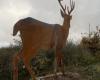 une sculpture monumentale de cerf installée au-dessus de Chooz