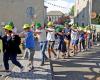 Une file de 3000 danseurs, les commerçants de cette commune de l’Aveyron visent le record mondial de cassage de pied détenu en Lozère