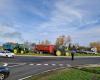 Des agriculteurs occupent le rond-point Parasol à Villeneuve-sur-Lot