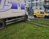 un camion coincé sur les voies du tramway à Courbevoie, la circulation fortement perturbée ce mardi