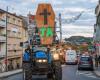 Plus d’une centaine d’agriculteurs érigent un mur en parpaings devant Inrae à Paris