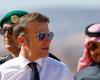 loin de la crise, Emmanuel Macron dans le désert d’Arabie, comme si de rien n’était