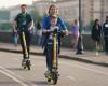 un enfant de 3 ans et sa mère en trottinette électrique percutés, le conducteur s’enfuit