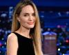 Angelina Jolie s’engage pleinement dans sa pédicure aux cerises noires en allant pieds nus dans “The Tonight Show”