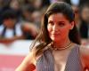 Laetitia Casta nous surprend dans une robe extravagante et volumineuse qui ne fait pas l’unanimité