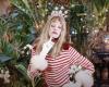 Arielle Dombasle se transforme pour partager son amour de Noël