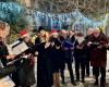 Monflanquin. Musique et chants sous le grand sapin de la place des Arcades