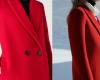 Recréez un look royal avec ce superbe manteau Caroll rouge à bon prix