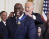 Magic Johnson et Lionel Messi reçoivent la Médaille présidentielle de la liberté des mains du président Joe Biden