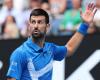 Novak Djokovic se bat avec l’arbitre de chaise après que les projecteurs ont allumé la Rod Laver Arena, match du deuxième tour contre Jaime Faria